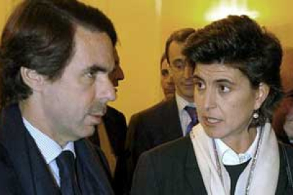 Imagen de archivo de la ex presidenta del PP vasco, María San Gil, con Aznar.