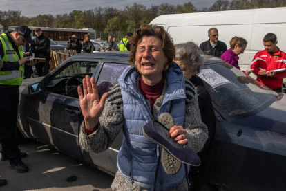 Una mujer llora al llegar de Mariúpol a un punto de evacuación en Zaporizhzhia tras vivir sin escapatoria en la ciudad asediada. ROMAN PILIPEY