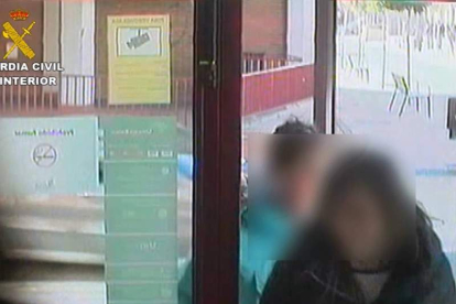 La acusada y una amiga suya entran a un cajero para retirar dinero en efectivo. DL
