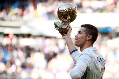 Cristiano Ronaldo ofrece el Balón de Oro al público del Bernabéu antes del encuentro ante el Granada.