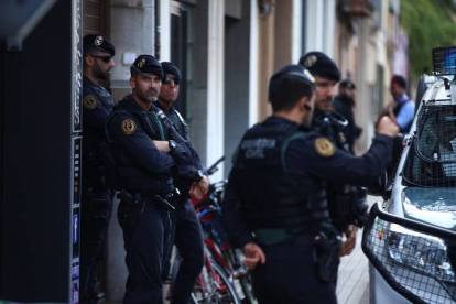 Agentes de la Guardia Civil durante el registro de un domicilio en Sabadell (Barcelona) uno de los registros que se están realizando en varias localidades catalanas en una operación ordenada por el Juzgado Central de Instrucción número 6 de la Audiencia Nacional contra un grupo de independentistas vinculados con los Comités de Defensa de la República (CDR), que, según informan a Efe fuentes de la investigación, planeaban acciones violentas y en la que han sido detenidas nueve personas. ENRIC FONTCUBERTA