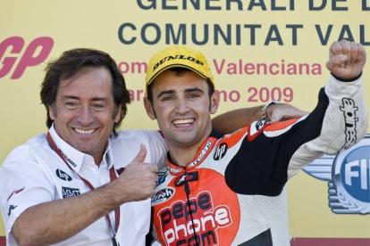 Héctor Barberá celebra junto a Sito Pons, propietario del equipo Moto2, la victoria en el circuito de Cheste, el pasado noviembre.