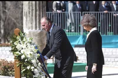 Don Juan Carlos y Doña Sofía colocaron una corona de flores blancas en recuerdo de todas las víctimas del terrorismo, en medio de un estremecedor silencio.