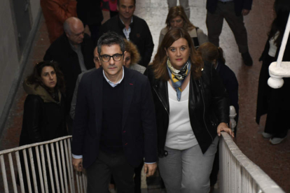 La alcaldesa de Segovia junto al ministro de la Presidencia, Félix Bolaños. PABLO MARTÍN