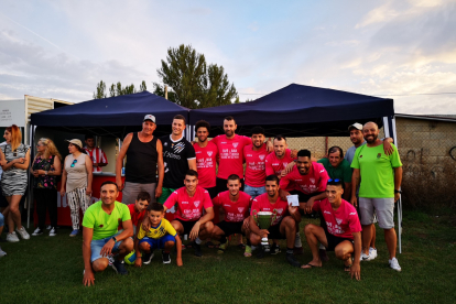 El Atlético Mansillés gana el torneo de Villasabariego. DL