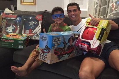 Cristiano Ronaldo, con su hijo, el día de Reyes.