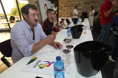 Participantes en la cata de los vinos de la añada 2022. L. DE LA MATA