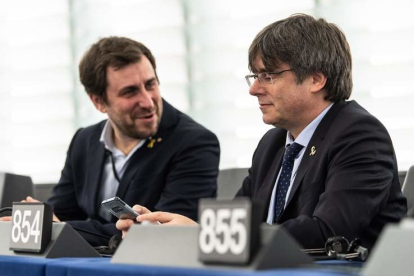 Toni Comín y Carles Puigdemont en sus escaños del Parlamento europeo.