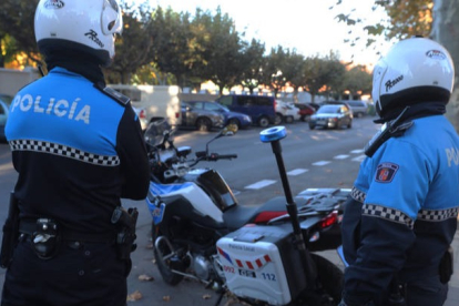 Dos agentes de la Policía Local de León. RAMIRO