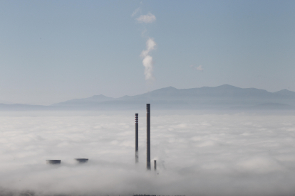 Las dos torres de refrigeración de la central de Compostilla II que Endesa volará este jueves 31 de agosto y las tres chimeneas del complejo (la más baja también caerá en la misma voladura), vistas desde el mirador de la Peña de Congosto, emergiendo de la niebla en diciembre de 2010. L. DE LA MATA