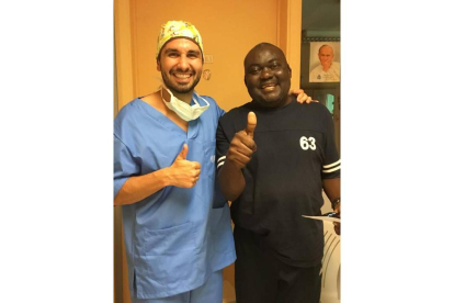 El oftalmólogo leonés Jorge Sánchez Cañizal con uno de sus pacientes en África. DL