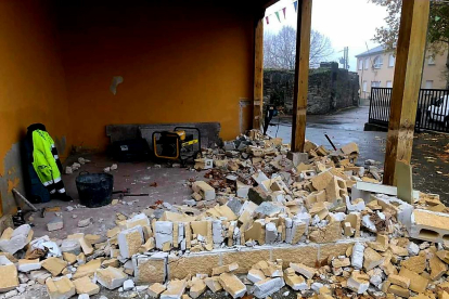 Estado de demolición esta mañana de la barra de bar ilegal en la fachada del consistorio de Salas. L. DE LA MATA