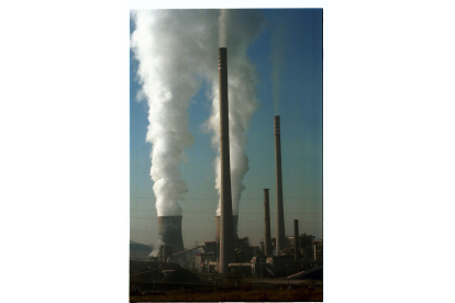 Las dos torres de refrigeración en pleno funcionamiento, en una imagen sin fechar de la década de los noventa. L. DE LA MATA