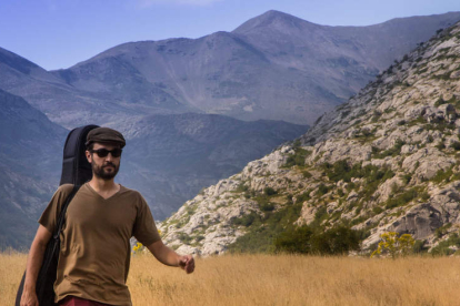 Guille Jové, profesor de secundaria y músico, ha querido dejar en sus canciones la huella que le producen sus visitas a la montaña oriental. DL