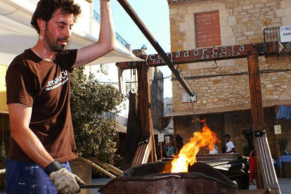 Javier Cenador Cela, artista de la forja en hierro, será este año el artesano invitado de la feria. DL