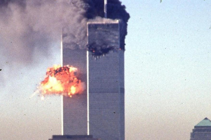 Un avión de pasajeros hace impacto en una de las torres del World Trade Center.