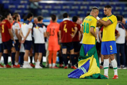 Los jugadores brasileños Richarlison (2d) y Diego Carlos (d) celebran tras vencer a España en la final de fútbol masculino. FERNANDO BIZERRA