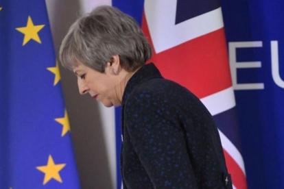 La primera ministra británica, Theresa May, pasa ante las banderas de la UE y del Reino Unido tras celebrar una rueda de prensa en Bruselas.