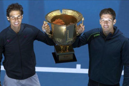 Rafael Nadal y Pablo Carreño posan con el trofeo del Abierto de China.