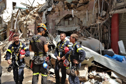 Equipos de rescate en una de las zonas devastadas por la explosión en Beirut. NABIL MOUNZER