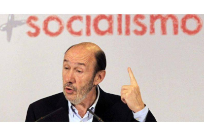 El candidato a la secretaría general del PSOE Alfredo Pérez Rubalcaba, durante la presentación de su candidatura en Galicia, esta mañana en un hotel de Santiago de Compostela.