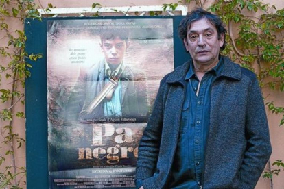 Agustí Villaronga, el pasado mes de enero en Barcelona, junto a un cartel de su película 'Pa negre'.