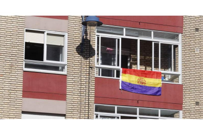 Una de las banderas mostradas ayer en las ventanas. RAMIRO