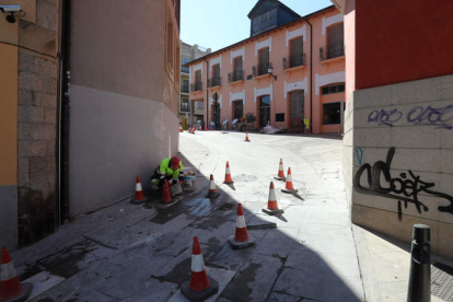 Obras de reparación del firme, ayer en la calle Santa Beatriz de Silva. ANA F. BARREDO