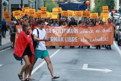 Una manifestación recorre el centro de San Sebastián para rechazar la sentencia contra las 'herriko tabernas' .