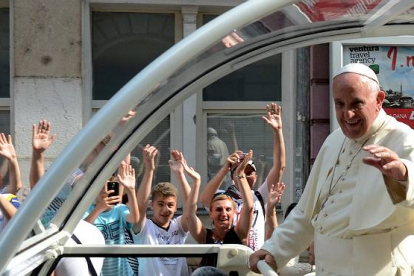 El papa Francisco durante su recorrido con el papamóvil por las calles de Sarajevo.