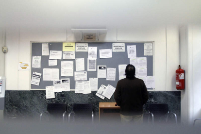 Un hombre observa las ofertas de empleo en una oficina del Ecyl en León. BRUNO MORENO