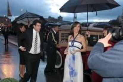Paloma Lago lució un vaporoso vestido de Carolina Herrera desafiando a la intensa lluvia