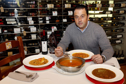 El restaurante se encuentra en la avenida Portugal s/n. (Autovía A6 salida kilómetro 303 La Bañeza). Los teléfonos para reservar son 987 656 250 y 987 656 251.