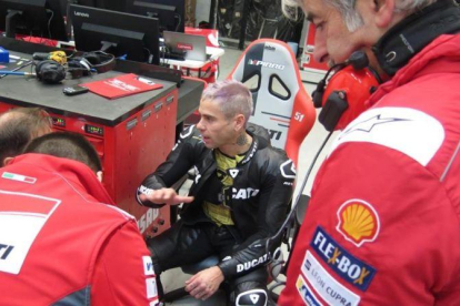 Álvaro Bautista habla con los ingenieros de Ducati, en el test de Valencia.