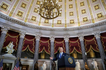 Biden escogió la simbólica Sala de las Estatuas del Capitolio para conmemorar el asalto al Capitolio. DREW ANGERER