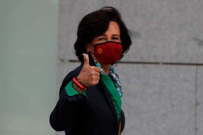 Ana Botín, saluda ayer a su llegada a la Audiencia Nacional para testificar. JUAN CARLOS HIDALGO