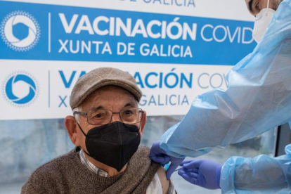 Un hombre recibe la vacuna contra el coronavirus en Orense. BRAIS LORENZO