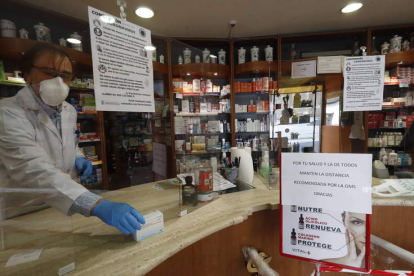 Una farmacia leonesa en el comienzo de la pandemia. RAMIRO