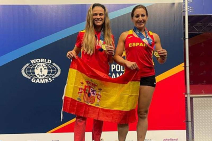 Alicia Vázquez y Cristina Santos con sus medallas de oro. DL