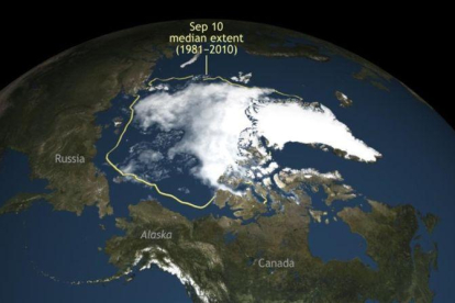 Representación gráfica del mínimo anual de superficie ocupada por el hielo en el océano Ártico este año y, dentro de la línea amarilla, en la media del periodo 1981-2010.