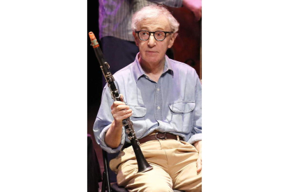 El director Woody Allen durante un concierto.