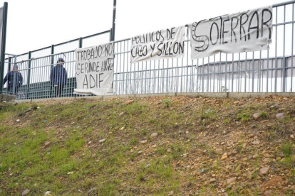 Carteles de protesta de los vecinos de Trobajo del Camino pidiendo el soterramiento del tren. J. NOTARIO