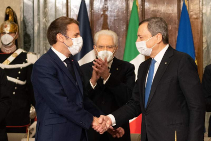 Emmanuel Macron estrecha la mano de Mario Draghi. PHILIPP ATTILI