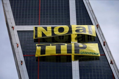 Protesta de activistas de Greenpeace Madrid en las torres KIO contra el tratado TTIP