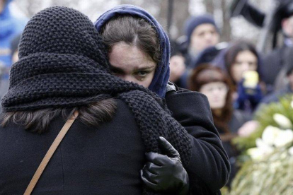 Zhanna, hija del líder de la oposición de Rusia Boris Nemtsov, llora durante el funeral en Moscú.