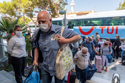 Llegada de los primeros turistas alemanes a su hotel de Palma este lunes, dentro del plan piloto para la llegada de turistas extranjeros a las islas baleares bajo supervisión. EFE