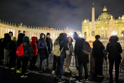 Los fieles empiezan a despedir al Papa emérito Benedicto XVI, fallecido el sábado a los 95 años de edad. EFE/ CRISTINA CABREJAS