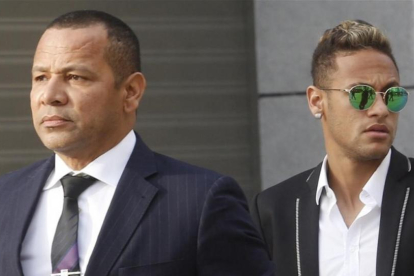 Neymar, padre e hijo, en una comparecencia en la Audiencia Nacional