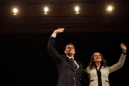 Albert Rivera y la candidata a la presidencia de la Generalitat por C’s, Inés Arrimadas. ENRIC FONTCUBERTA