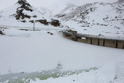La presa de Casares de Arbas presentaba ayer esta gélida imagen, con sus aguas totalmente heladas.